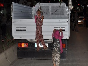 Suriye'li çocuklar bu defa araçlara asılırken görüntülendi