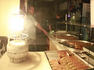 Zırhlı araçlar bu defa çarşı merkezini aydınlattı