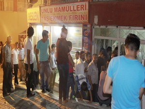 Ekmek almak için saatlerce kuyrukta beklediler