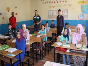 Yüksekova’lı öğrenciler yaz tatilini öğrenerek geçiriyorlar