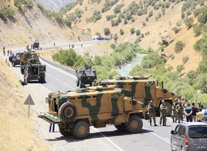Hakkari Çukurca karayolunda sıcak saatler yaşandı