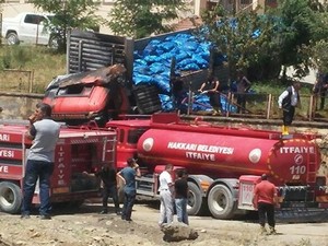 Hakkari'de 1 tır alev alev yandı