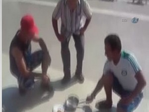 Adana'nın sıcağı tavada yumurta pişirtti