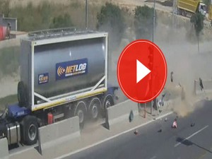 TIR'ın sürüklediği otomobilden sağ çıktılar