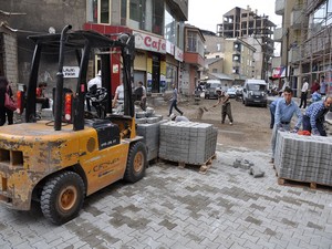 Yüksekova’da parke taşı çalışmaları sürüyor