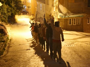 Kamu binalarına yönelen göstericilere polis müdahale etti