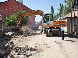 Yüksekova'da yol genişletme çalışmaları