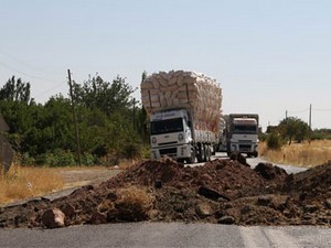 PKK, Diyarbakır-Bingöl karayolunu trafiğe kapattı