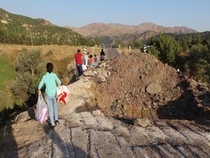 Şemdinli'de erzaklar sırtla taşınıyor