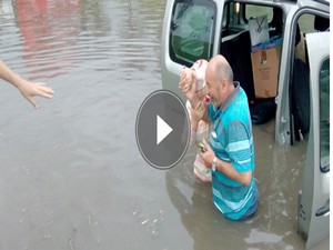 Yağmur yağdı, araçlar biriken sularda kaldı
