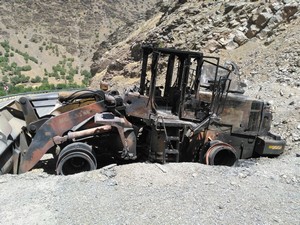 Çukurca karayolunda bir iş makinesi yakıldı