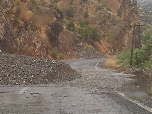 Hakkari-çukurca karayoluna heyelan indi
