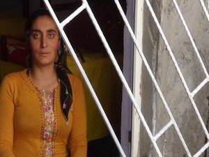 Hakkari'deki ev baskınlarında 2 kardeş gözaltına alındı