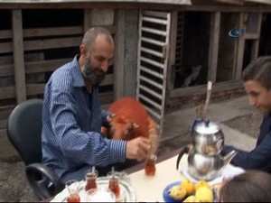 Kesmeye kıyamayınca birlikte kahvaltı yaptılar