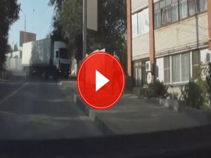 Un yüklü kamyon binaya böyle çarptı