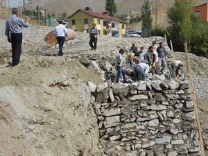 Hakkari belediyesi’nden istinat duvarı çalışması