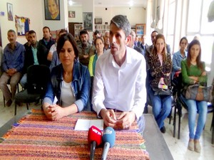 Hakkari HDP’ten baskı ve gözaltıları protesto etti