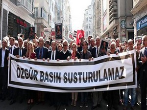 ÇGD: İktidar sansür, tehdit ve silah zoruyla basına el koyuyor