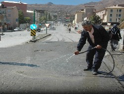 Caddeyi esnaf suluyor