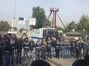 Patlama noktasına karanfil bırakmak isteyenleri engelledi