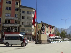 Hakkari'de bayraklar yarıya indirildi