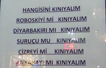 Hakkari esnafı camlarına siyah bez astı