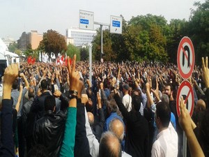 Polis barikatı açtı, anmalar yapılıyor