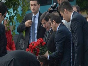 Davutoğlu patlama alanına karanfil bıraktı