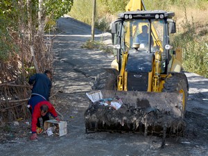 Belediye çevre temizliği yapıp, uyarı levhası astı
