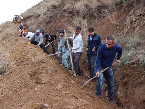 25 yıllık su sorunu el birliği ile giderildi