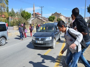 Yüksekovalı öğrenciler üst geçit istiyor