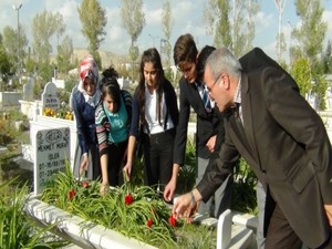 Van depreminin yıl dönümünde mezarı başında anıldı
