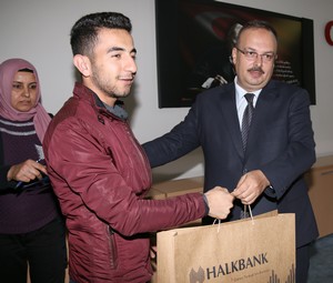 Hakkari’de şehit çocuklarına bilgisayar dağıtıldı