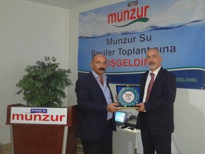 Munzur Su'dan Hakkari Bayii Akboğa'ya plaket