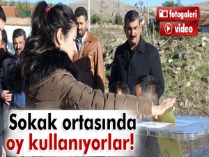 Sokak ortasında oy kullanıyorlar