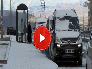 Şehir merkezinde mevsimin ilk karı