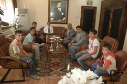 ŞAMPİYONLARI VALİ TÜRKER İ ZİYARET ETTİ