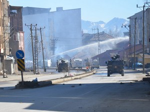 Cenaze töreni için bekleyen kitleye müdahale