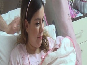 İlk tüp bebek anne oldu