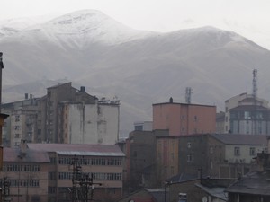 Yüksekova'da sağanak yağış kendini gösterdi