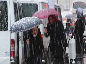 Van'da lapa lapa kar yağışı