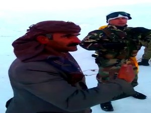 Mahsur kalan ambulansı askeriye kurtardı