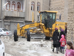 Hakkari'de buzla mücadele çalışması sürüyor