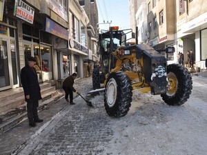 Yüksekova'da karla mücadele çalışmaları sürüyor