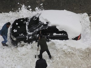 Hakkari'de kar yığınları şehir dışına çıkartılrdı