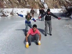 Geçitli'de "Donan dere üzerinde halay çektiler"