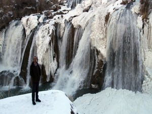 Muradiye şelalesi dondu
