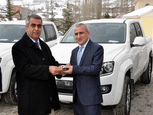 İl özel idaresi 4 aracını hibe etti