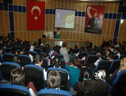 Kız öğrencilere meme kanseri eğitimi
