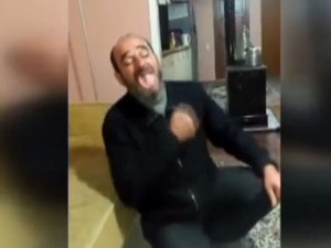 Şarkı söylerken takma dişleri fırladı!